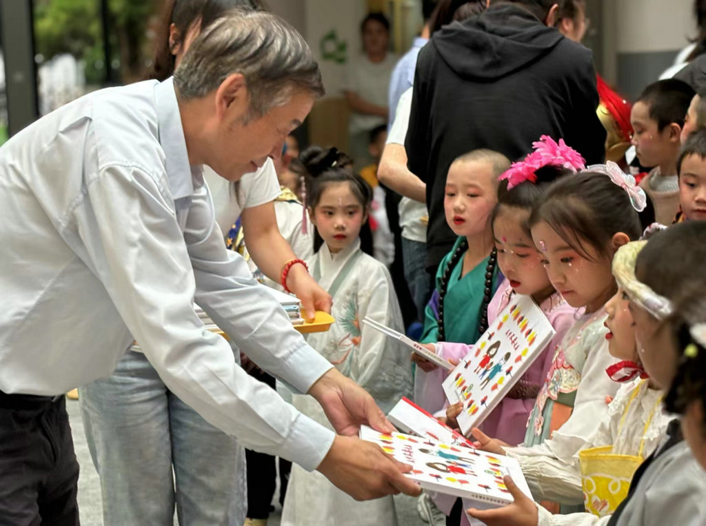 校党委副书记牟录贵看望慰问学校实验幼儿园师生