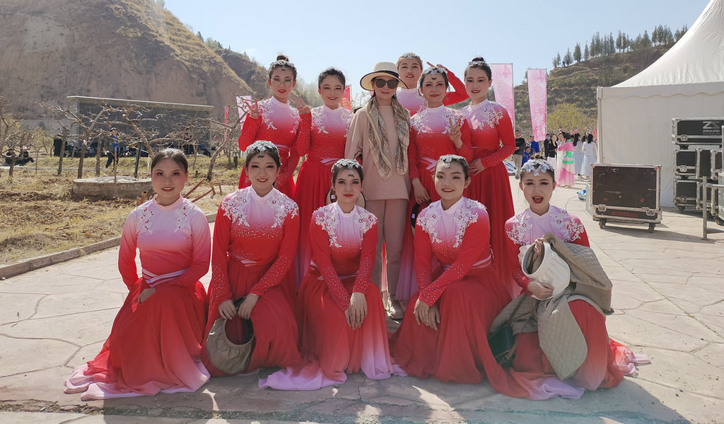 幼师学子在第40届兰州桃花旅游节开幕式文艺演出中获好评